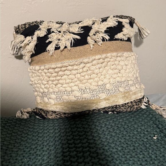 Anthropologie All Roads Yucca Ivory Black Tufted Tassels Pillow NWOT 18x18 - Picture 3 of 7